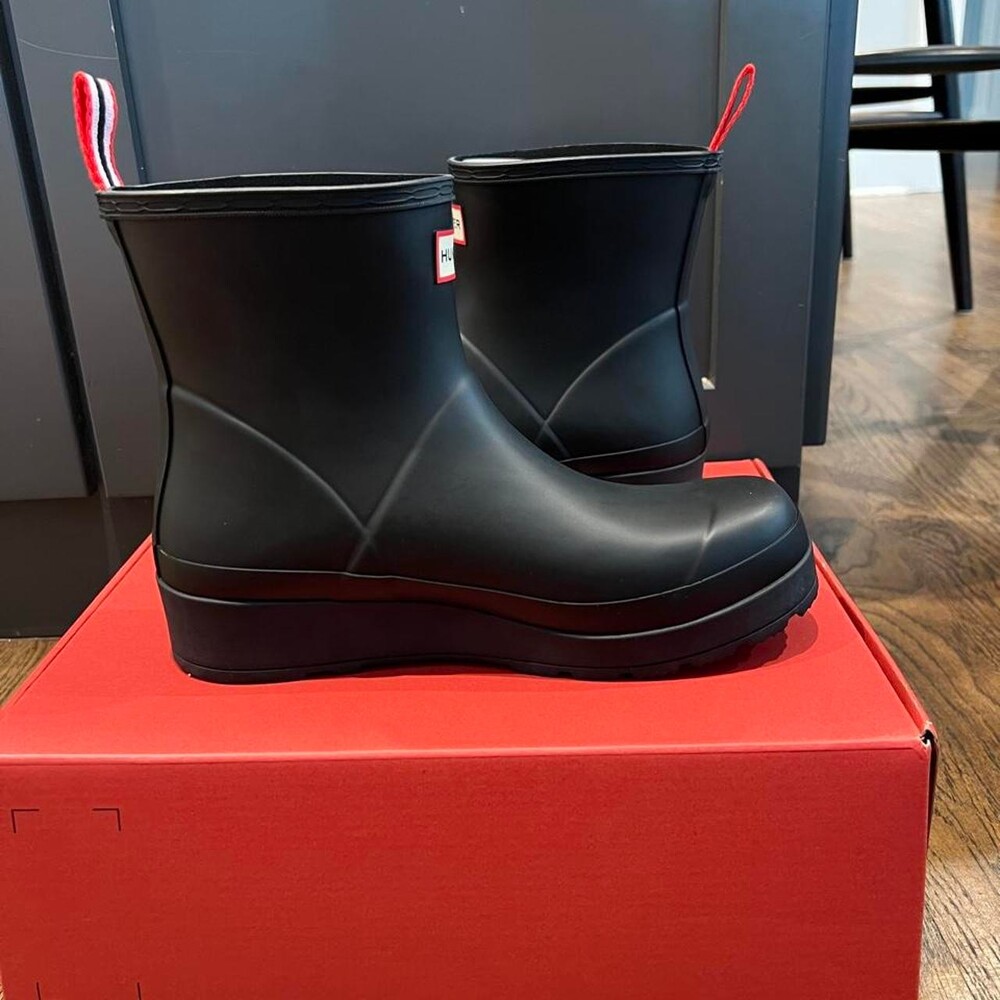 Hunter black rain boots with red, white, and black striped pull tab #rainboots #